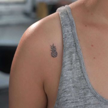 tatuajes de piñas para mujeres en hombro