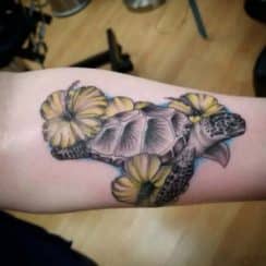 2 estilos de tatuajes de tortugas con flores color y negros