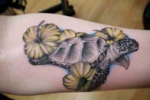 tatuajes de tortugas con flores contrastes