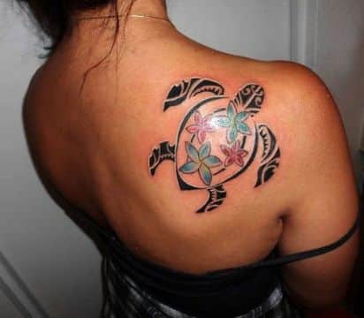 tatuajes de tortugas con flores tribal