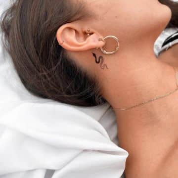 tatuajes de vibora para mujer diminutas