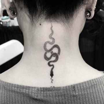 tatuajes de vibora para mujer dotwork en cuello