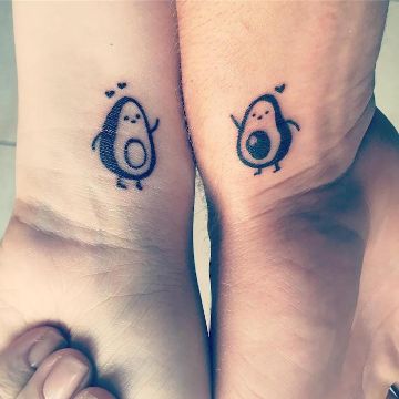 tatuajes inspirados en el aguacate en muñeca