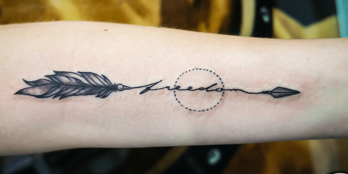 significado de tatuajes de plumas con palabras