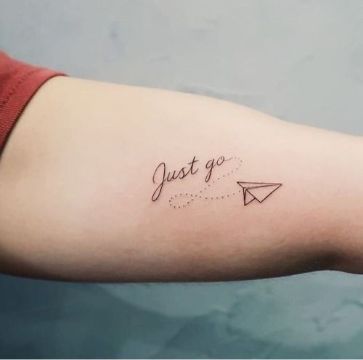 tatuaje de avion de papel con letras