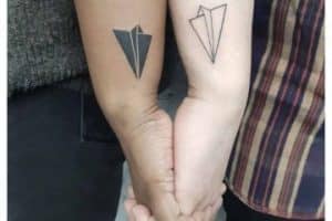 tatuaje de avion de papel para parejas