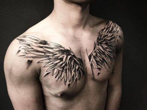 tatuajes de alas en el pecho al estilo trash polka