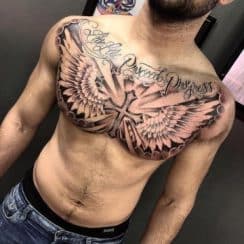 Los tatuajes de alas en el pecho y sus 3 significados