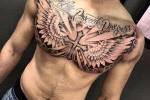 tatuajes de alas en el pecho cruz y letras