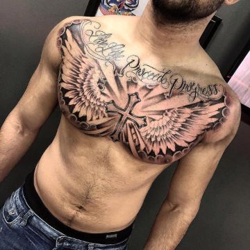 tatuajes de alas en el pecho cruz y letras