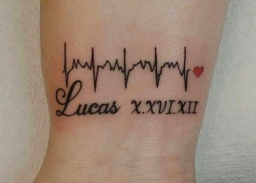 tatuajes de fechas en el brazo con electrocardiograma