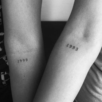 tatuajes de fechas en el brazo minimalistas