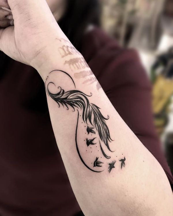tatuajes de infinito para mujer con pluma