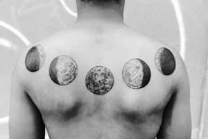 tatuajes de las fases de la luna en espalda