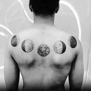 tatuajes de las fases de la luna en espalda