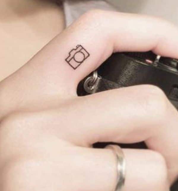 tatuajes pequeños con significado en los dedos
