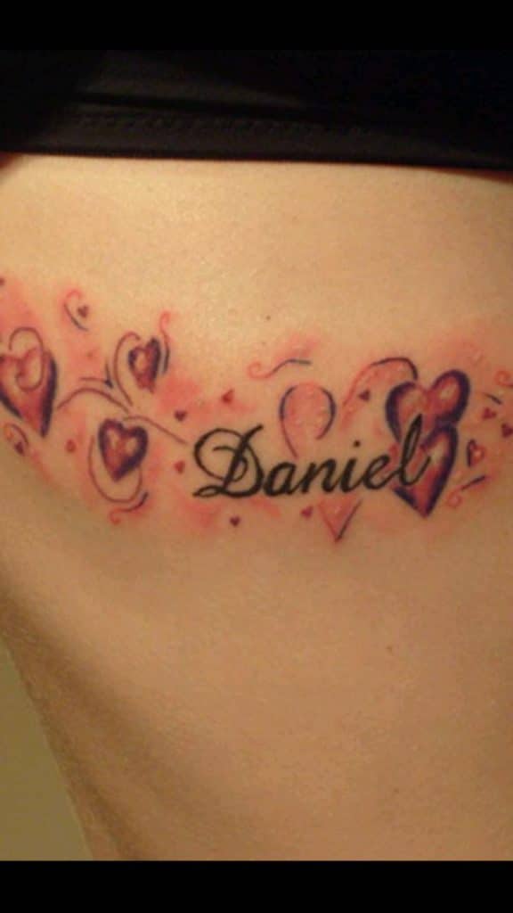 3 tatuajes con el nombre daniel y una plantilla