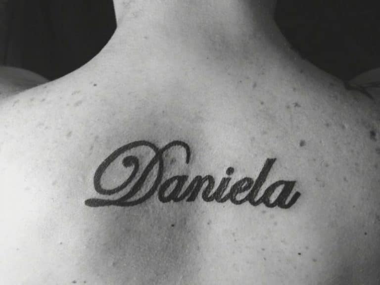 3 tatuajes con el nombre daniel y una plantilla