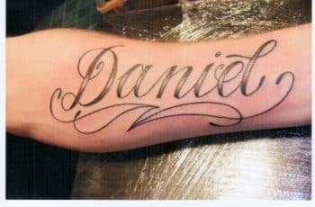 3 tatuajes con el nombre daniel y una plantilla