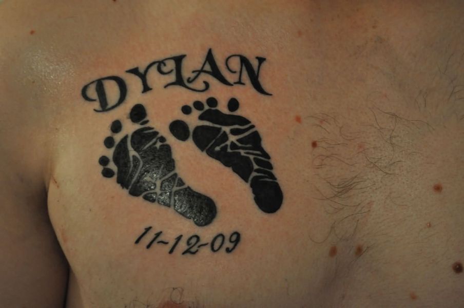 tatuajes con el nombre de dylan con huellas