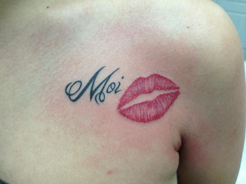 tatuajes de besos con frases y pasión