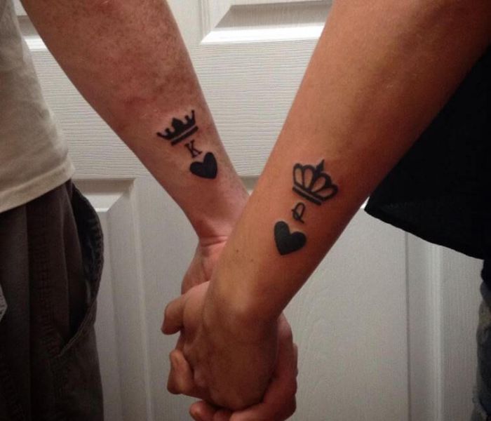 tatuajes de coronas con iniciales de la baraja