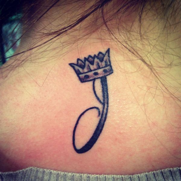 tatuajes de coronas con iniciales en espalda