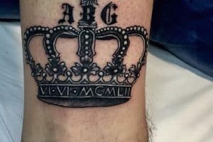tatuajes de coronas con iniciales excelente tipografia