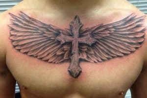 tatuajes de cruz con alas en pecho