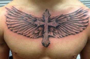 2 tatuajes de cruz con alas y diseños representativos