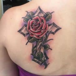 4 ideas tatuajes de cruz con rosas para representar fervor