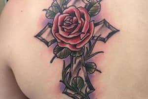 tatuajes de cruz con rosas a color