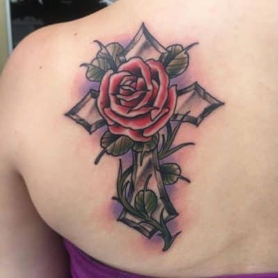 tatuajes de cruz con rosas a color