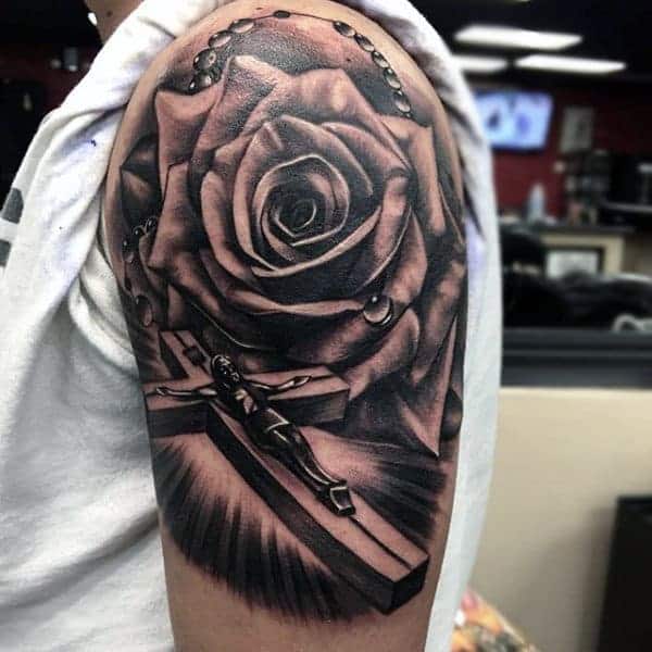 tatuajes de cruz con rosas negros