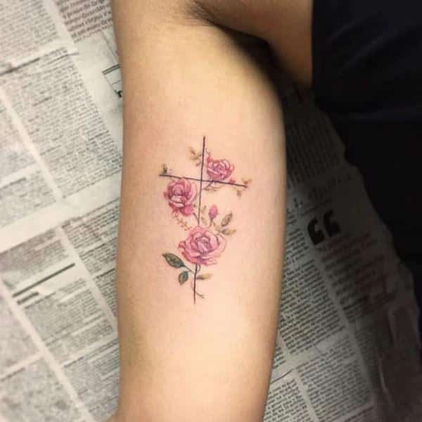 tatuajes de cruz con rosas pequeños