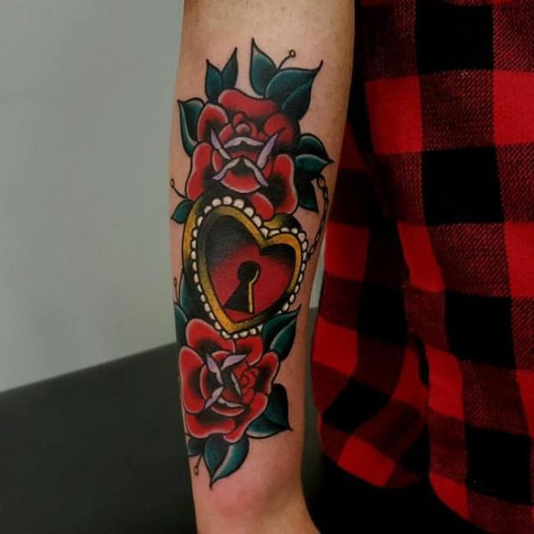 tatuajes de rosas en el brazo tradicional americano