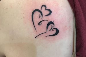 tatuajes para mamas con dos hijos corazones entrelazados