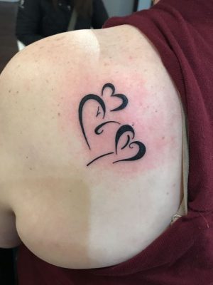 tatuajes para mamas con dos hijos corazones entrelazados