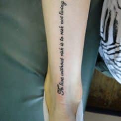 4 ideas frases para tatuajes en la pierna en su extension.