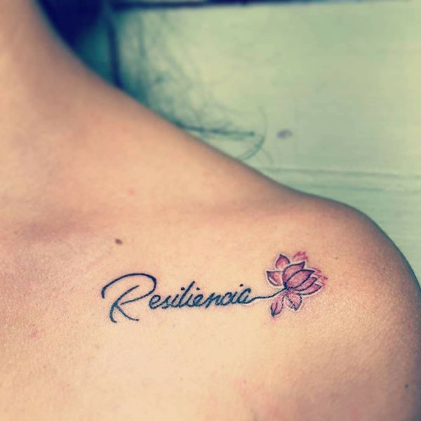 tatuajes con la palabra resiliencia con flores