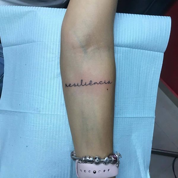 tatuajes con la palabra resiliencia con letras originales