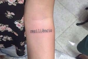 tatuajes con la palabra resiliencia tipografias