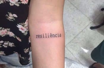Letras en 4 tatuajes con la palabra resiliencia y superacion