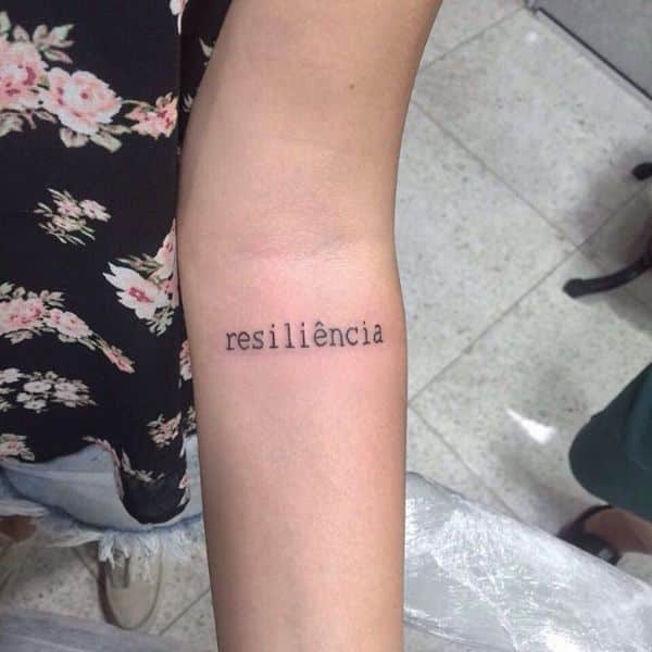 tatuajes con la palabra resiliencia tipografias