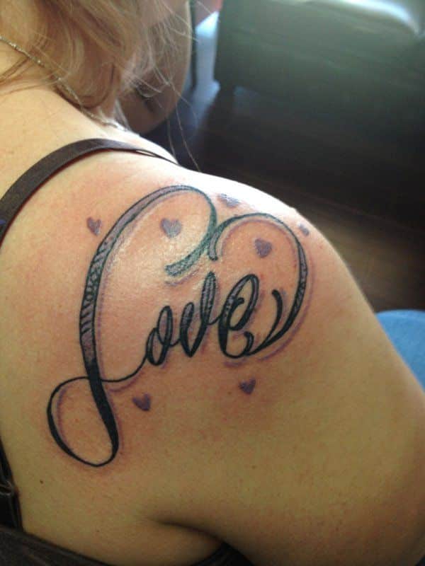 tatuajes de corazones en el hombro formados con letras