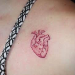 Originales tatuajes de corazones en el hombro adaptados 3d