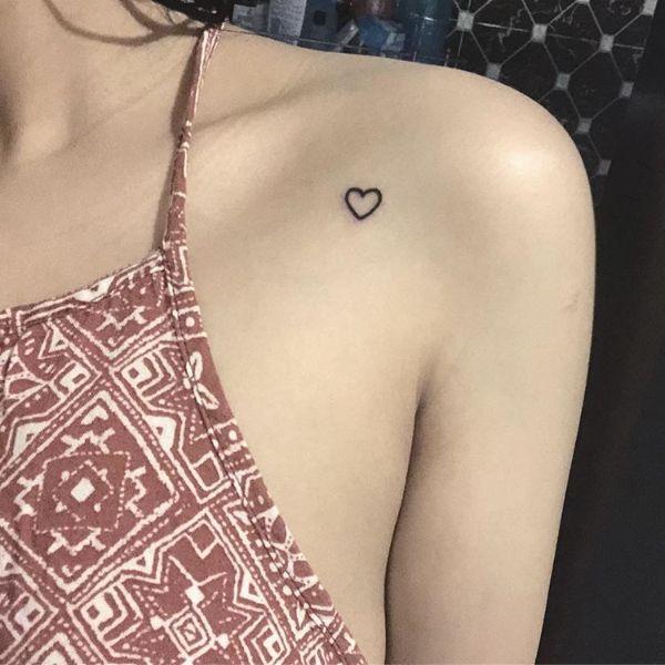 tatuajes de corazones en el hombro pequeños