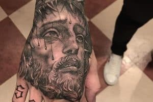 tatuajes de dios en la mano retrato