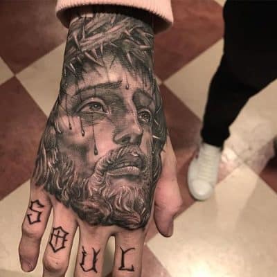 tatuajes de dios en la mano retrato
