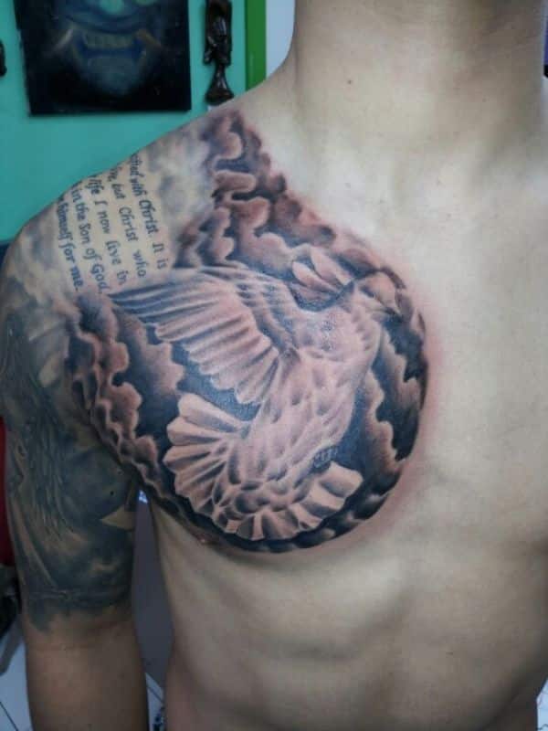 tatuajes de palomas en el hombro cubierta